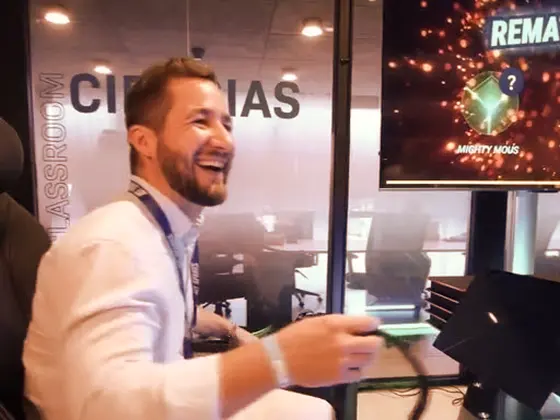 Un jugador celebra frente a la pantalla de revancha