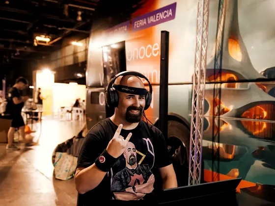 Un jugador con la diadema EEG en el stand