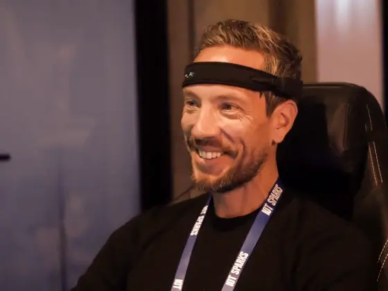 Un jugador sonríe con la diadema EEG