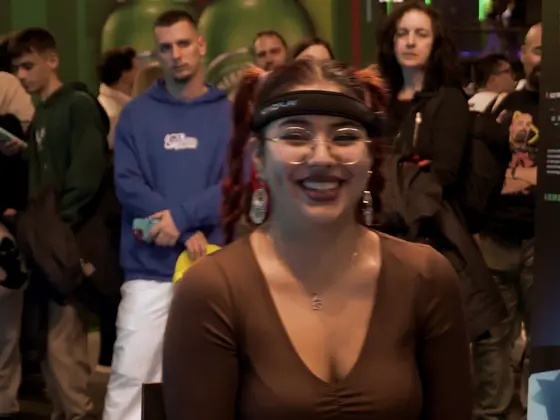 Una jugadora sonríe con la diadema EEG